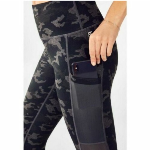 Fabletics power hold Mika high waisted pocket Capri leggings camo green 2X NWT - Picture 2 of 12